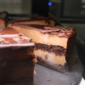 CRISPY CHOCOLATE MOUSSE CAKE